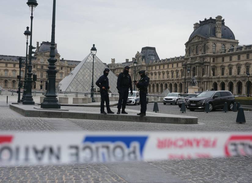 Agentes de la policía francesa patrullan frente al Museo del Louvre tras el robo, con la Pirámide del Louvre diseñada por Ieoh Ming Pei al fondo, en París, el 19 de octubre de 2025.