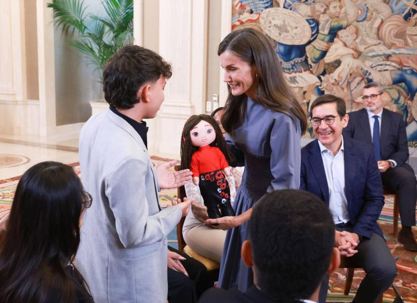 La reina Letizia de España recibe este miércoles a un grupo de diez jóvenes de Colombia y Perú, hijos de emprendedores en situación de vulnerabilidad en Latinoamérica y beneficiarios de las becas que concede la Fundación Microfinanzas BBVA.