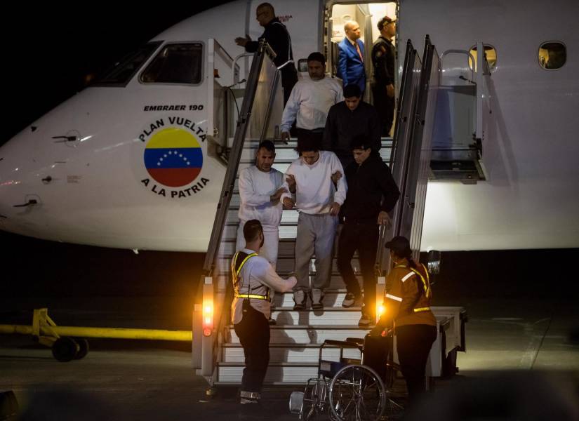 Fotografía del 10 de febrero de 2025 de ciudadanos venezolanos deportados desde los Estados Unidos, bajando de un avión en el aeropuerto Simón Bolívar, en La Guaira, Venezuela.