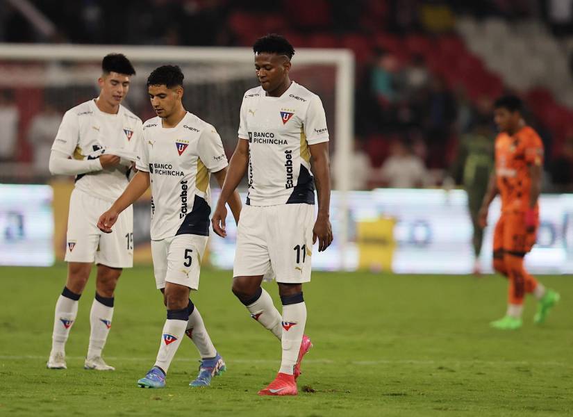 Jugadores de LDUQ lamentando el empate.