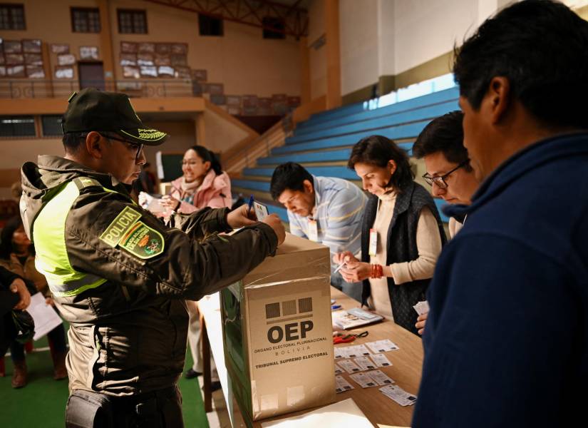Un policía emite su voto en un colegio electoral durante las elecciones presidenciales en La Paz el 17 de agosto de 2025. Los bolivianos acudieron a las urnas el domingo para unas elecciones marcadas por una profunda crisis económica.