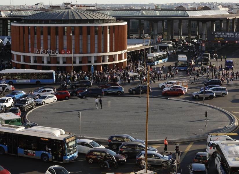 Esta fotografía muestra un atasco frente a la estación de tren de Atocha durante un apagón masivo que afectó a toda la península Ibérica y al sur de Francia, en Madrid, el 28 de abril de 2025.