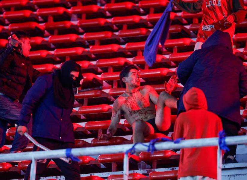 Aficionado chileno siendo agredido.