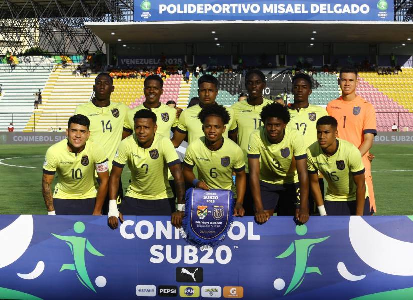 Jugadores de Ecuador forman en el partido del grupo B del Campeonato Sudamericano sub-20 entre las selecciones de Ecuador y Bolivia en el estadio Polideportivo Misael Delgado en Valencia (Venezuela).