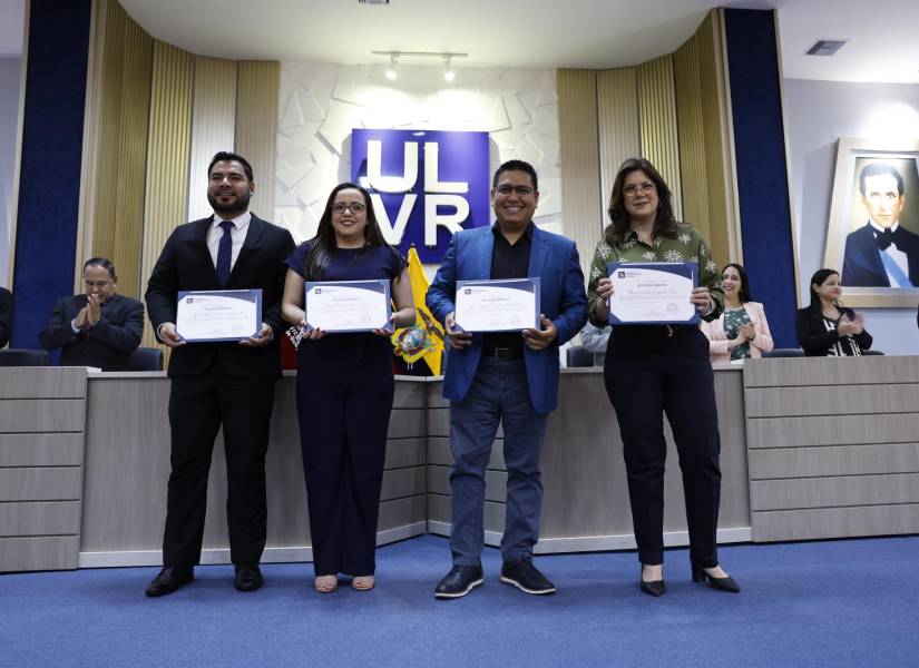 María Cecilia Largacha recibe un reconocimiento por su aporte al periodismo ecuatoriano.