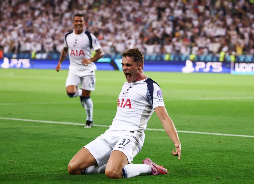 El defensor neerlandés del Tottenham Hotspur, Micky van de Ven (#37), celebra tras anotar el primer gol de su equipo durante la final de la Supercopa de Europa 2025.