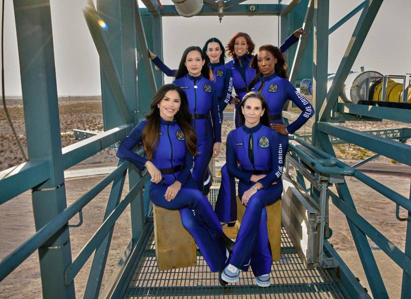 Una foto distribuida el 14 de abril de 2025 en la cuenta de X de Blue Origin muestra (en el sentido de las agujas del reloj desde la izquierda) a la empresaria estadounidense Lauren Sánchez, la ex científica de la NASA Amanda Nguyen, la cantante Katy Perry, la presentadora de televisión Gayle King, la ex científica de la NASA Aisha Bowe y la productora de cine Kerianne Flynn posando con sus trajes espaciales antes de la misión suborbital exclusivamente femenina a bordo del cohete New Shepard.