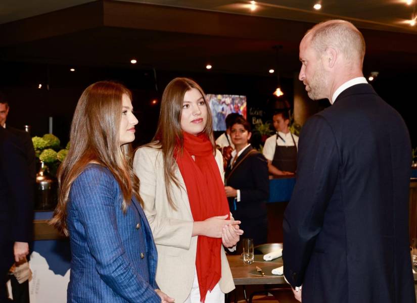 Leonor y William en una conversación.