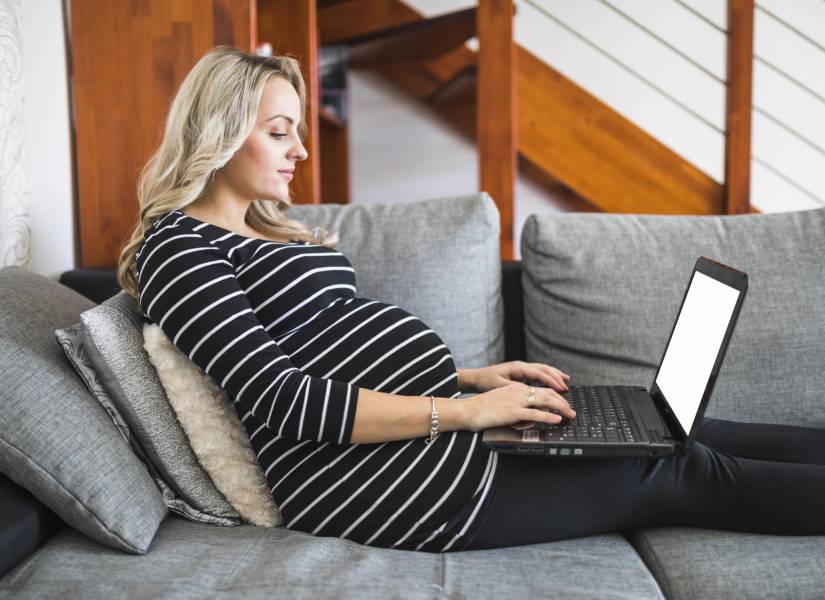 Mujer embarazada trabajando en su hogar