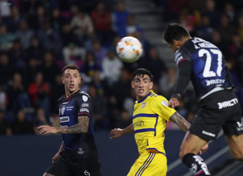 Jeison Medina falló un remate de cabeza de cara al arco.