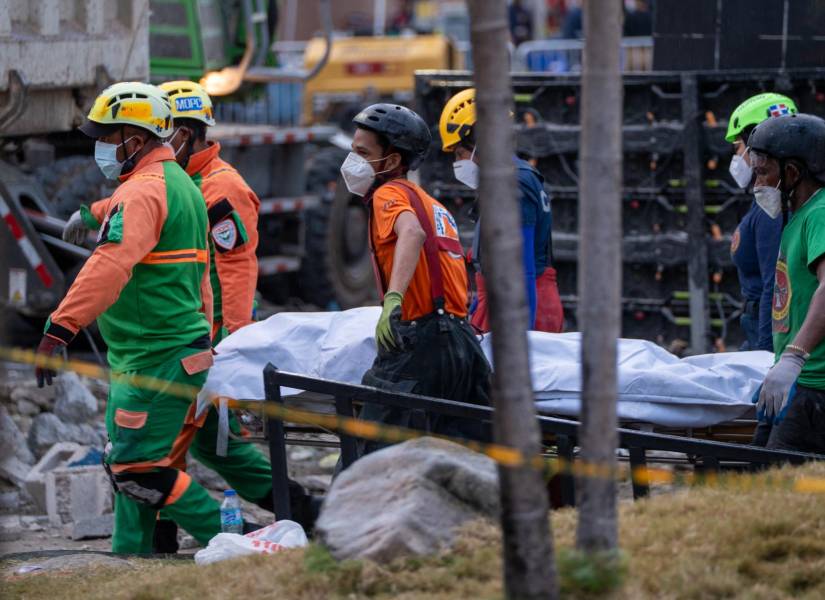 Rescatistas trasladan el cuerpo de una víctima en la discoteca Jet Set, cuyo techo se derrumbó hace dos días, en Santo Domingo.