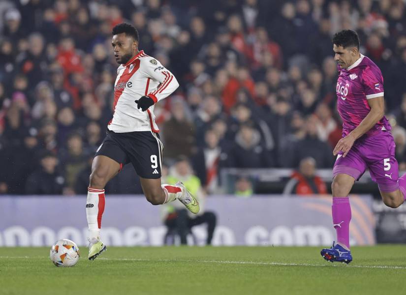 Miguel Borja (i) de River disputa un balón con Diego Viera de Libertad.