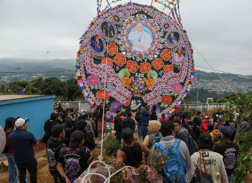 Decenas de personas fueron captadas durante la celebración del Día de Muertos, en Santiago Sacatepéquez (Guatemala).