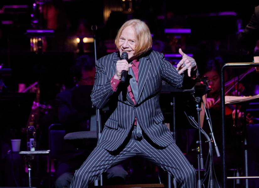 El exintegrante de la banda Oingo Boingo, Danny Elfman, ya hacía bandas sonoras desde 1977; sin embargo, fue el director Tim Burton el que lo sacó a relucir en Beetlejuice en 1988.