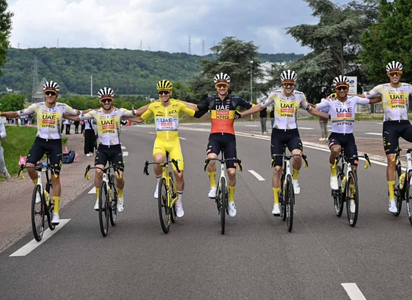 El UAE Team Emirates celebra la victoria de Tadej Pogačar en el Tour de Francia
