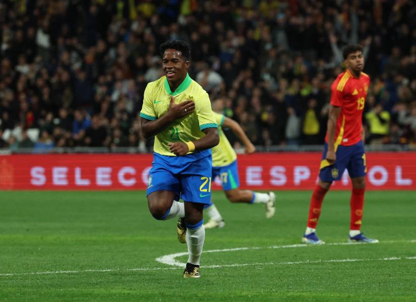 Endrick celebra su gol con Brasil ante España en el Santiago Bernabeu en Madrid.