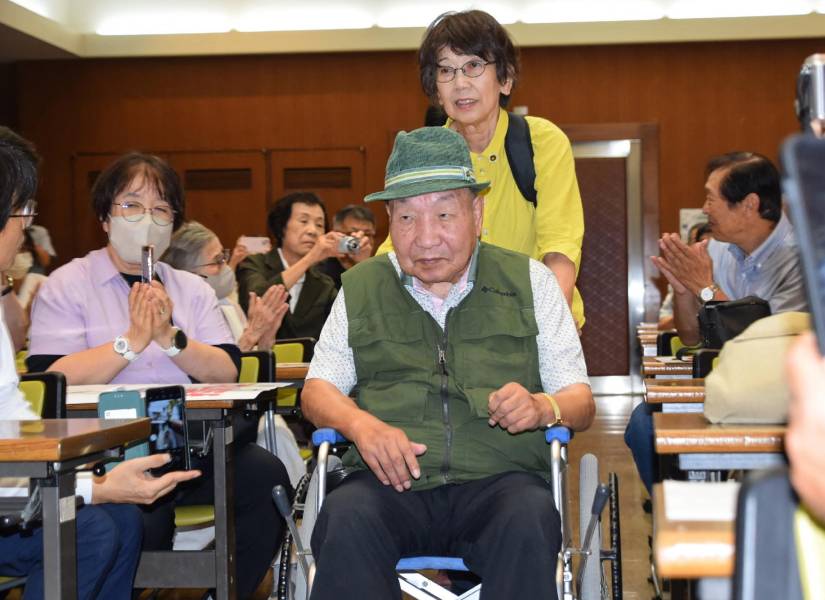 Esta foto, tomada el 29 de septiembre de 2024, muestra a Iwao Hakamada (centro) entrando al recinto durante una sesión de informe de juicio.
