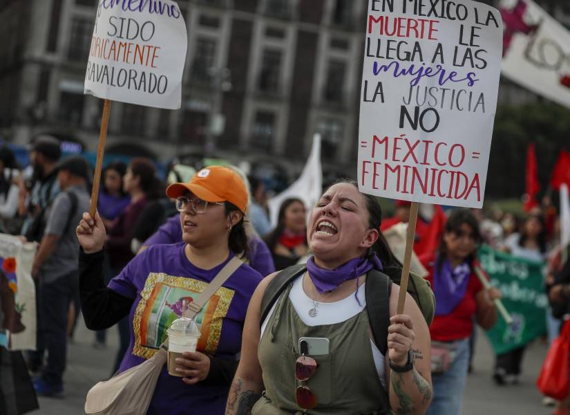 Una mujer grita consignas, durante una marcha como parte del Día Internacional de Eliminación de la Violencia contra la Mujer este martes, en Ciudad de México (México).