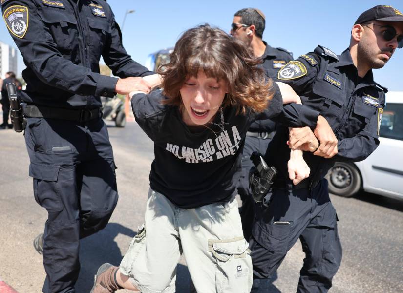 Decenas de activistas intentaron marchar desde Sderot hasta la frontera de Gaza para protestar contra la operación militar israelí en Gaza, donde fueron bloqueados por la policía.