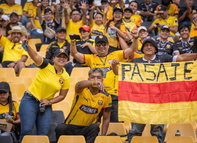 Los hinchas acudieron al Monumental desde temprano.