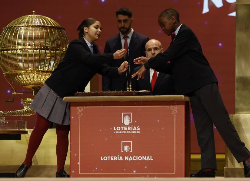 MADRID, 22/12/2025.- Samanta Fuster (i) y Ángel Abaga (d), los niños de la Residencia San Ildefonso del Ayuntamiento de Madrid encargados de cantar premio y número, respectivamente, de la primera tabla de del Sorteo Extraordinario de Navidad celebrado este lunes en el Teatro Real de Madrid.