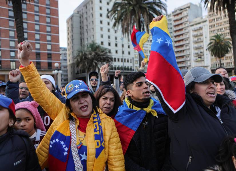 Ciudadanos venezolanos se reunieron a la espera de los resultados de las elecciones presidenciales en su país, el domingo en la Plaza Independencia de Montevideo (Uruguay).