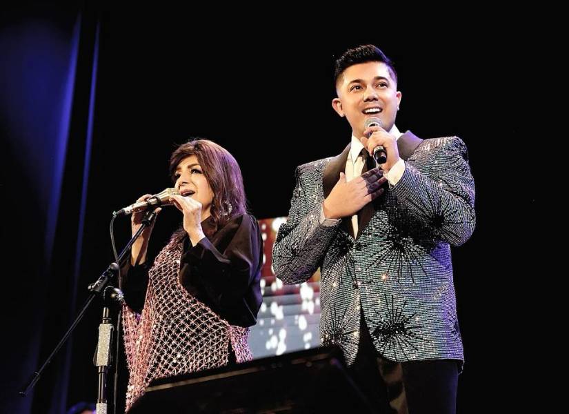 Willie y Paulina Tamayo durante un concierto en el Teatro San Gabriel.