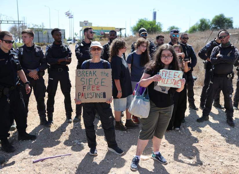 La policía bloquea a los activistas israelíes pro-Palestina en la ciudad de Sdreot cerca de la frontera con la Franja de Gaza, sur de Israel, 04 de agosto de 2025.