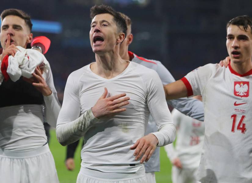 Robert Lewandowski y sus compañeros de la selección de Polonia celebran la victoria en penales contra Gales y la clasificación a la Eurocopa 2024.