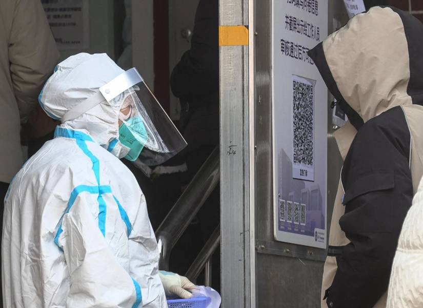 Gente hace fila afuera de una clínica para pacientes con fiebre en medio de la pandemia de Covid-19 en Beijing el 14 de diciembre de 2022.