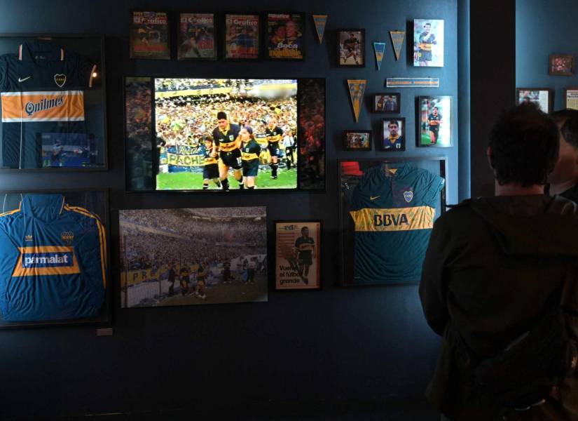 En la exposición se exhiben recuerdos de Diego Maradona cuando jugaba con Boca Juniors