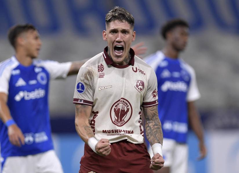 El defensa uruguayo de Mushuc Runa, Bryan Bentaberry, celebra la victoria ante Cruzerio en la Copa Sudamericana