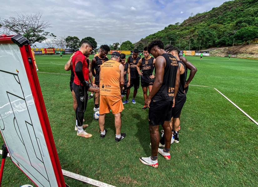 Jugadores de Barcelona con Ariel Holan en un entrenamiento.