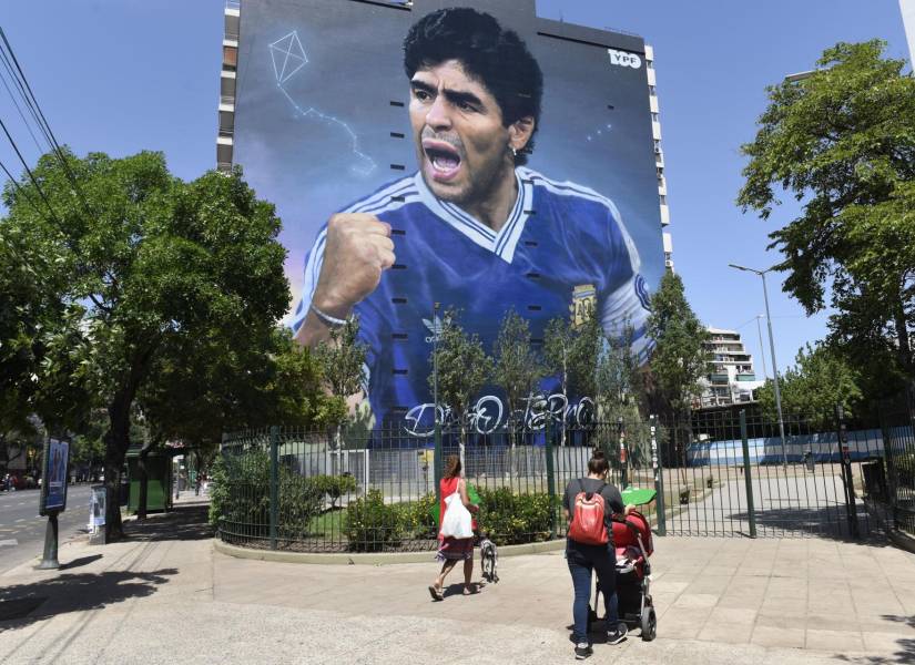 Fotografía de archivo del 2022 de un mural con la imagen de Diego Maradona en Buenos Aires.