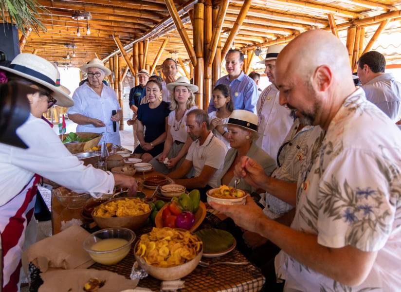 Los jueces degustaron cebiches, salchichas, mariscos, tongas, entre otras preparaciones.