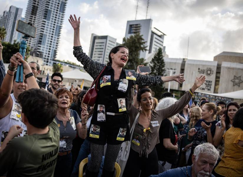 Ciudadanos celebran la declaratoria de paz y la liberación de rehenes.