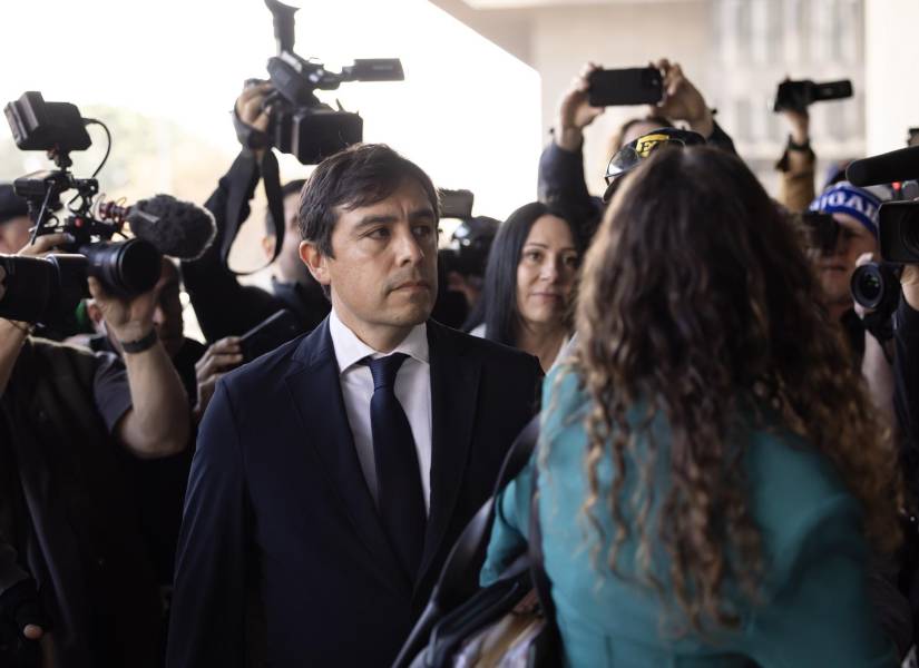 El doctor Salvador Plasencia (C), el médico que se declaró culpable de cuatro cargos por distribuir la droga ketamina con receta al fallecido actor de Friends Matthew Perry.