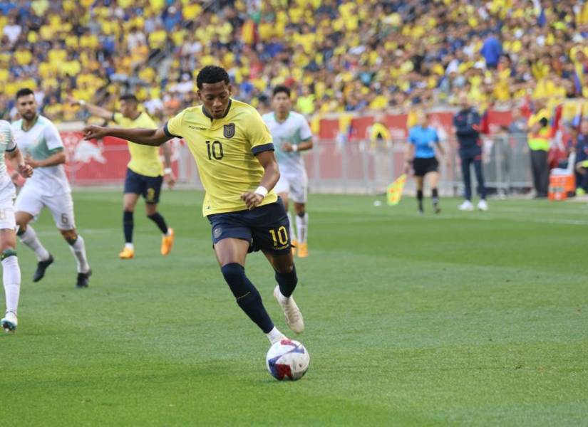 Gonzalo Plata disputando un partido con la Selección Ecuatoriana de Fútbol.