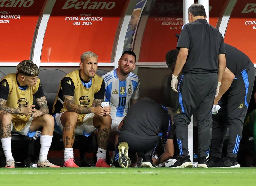Lionel Messi, desconsolado en la banca de suplentes de Argentina.