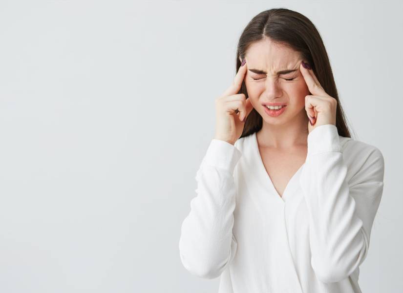Imagen referencial de mujer con dolor de cabeza.