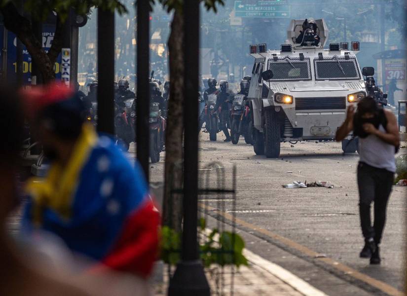Manifestantes durante enfrentamientos entre opositores y miembros de la Guardia Nacional Bolivariana (GNB), por los resultados de las elecciones presidenciales