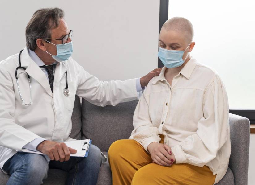 Doctor y paciente recibiendo quimioterapias.
