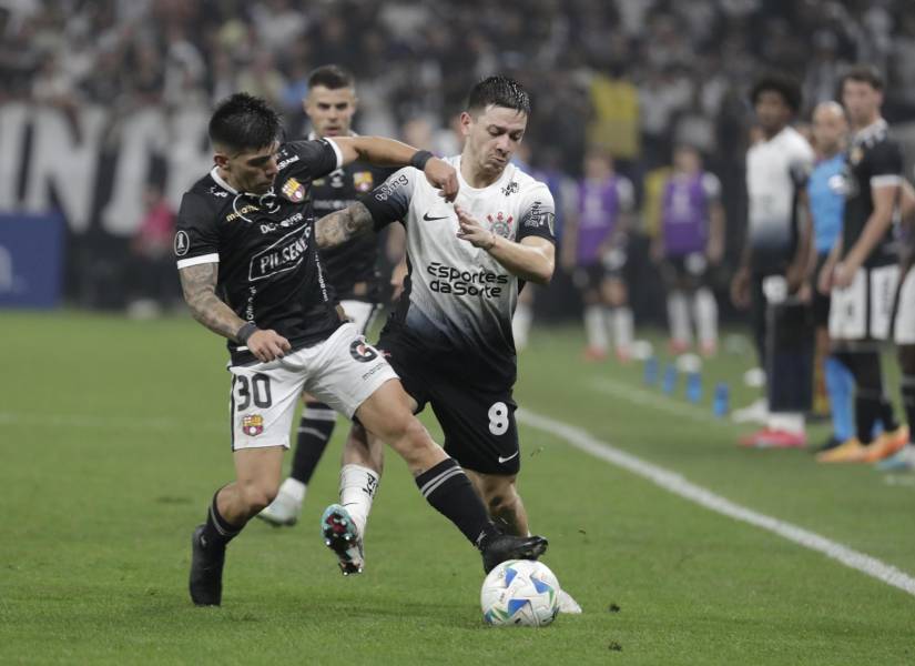 Rodrigo Garro (d) de Corinthians disputa el balón con Braian Oyola de Barcelona este miércoles, en un partido de la tercera ronda de la Copa Libertadores