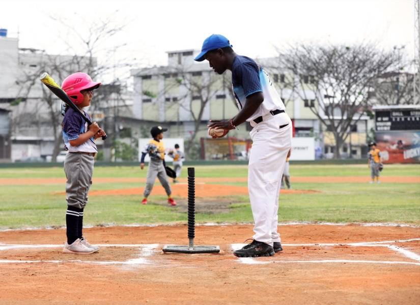Imagen de un torneo infantojuvenil de béisbol en el estadio Yeyo Uraga de Guayaquil, que está bajo administración de la Federación Deportiva de Guayas.