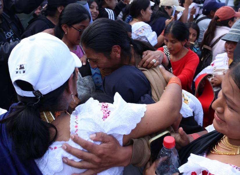Uno de los liberados saluda a sus familiares tras salir de la cárcel.