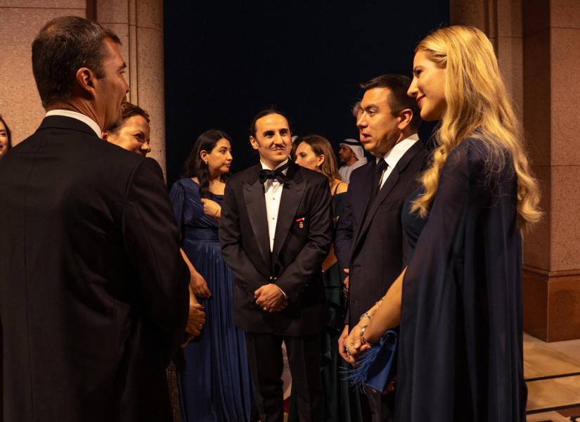 El VI marqués de Lises, Luis Felipe Fernández-Salvador y Campodónico, entrega el galardón TEON al presidente de Barnes International,Thibault de Saint Vincent, en la gala celebrada en el Emirates Palace, con presencia de casas reales, jefes de Estado, representantes de fondos soberanos y empresarios.