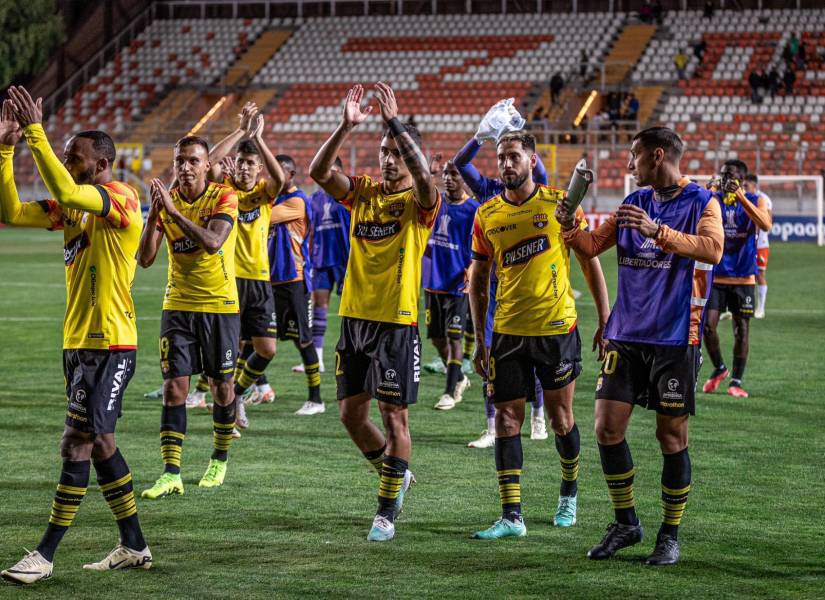 Jugadores de Barcelona SC agradeciendo a la hinchada.