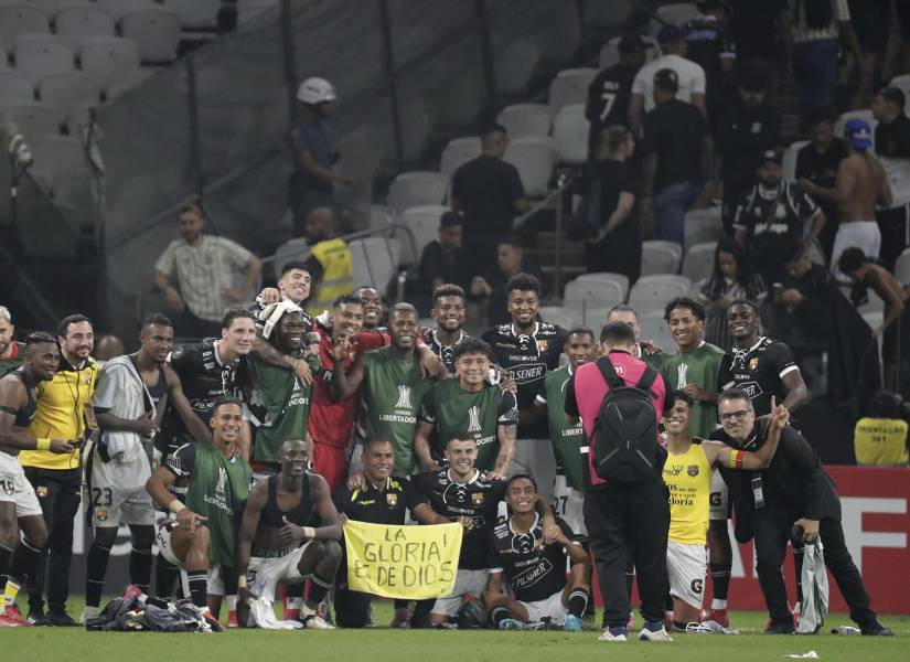 Jugadores de Barcelona celebran este miércoles, tras ganar un partido de la tercera ronda de la Copa Libertadores