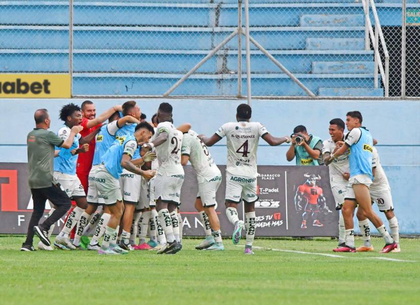 Los jugadores de Orense celebrando el gol a último minuto. (API)