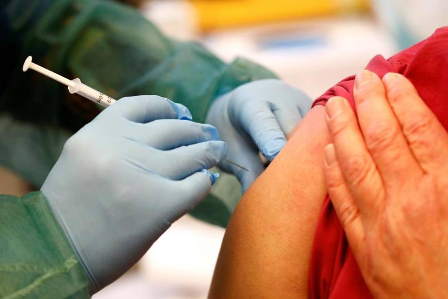 Epidemióloga ecuatoriana advierte de un retraso y sugiere &quot;empezar a vacunar ya&quot;